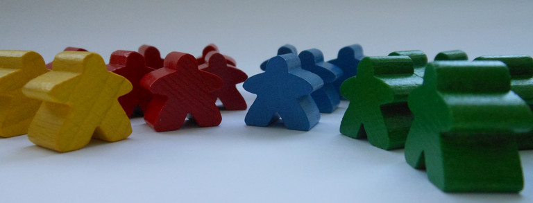 Bunte Spielfiguren aus Holz.