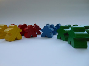 Bunte Spielfiguren aus Holz.
