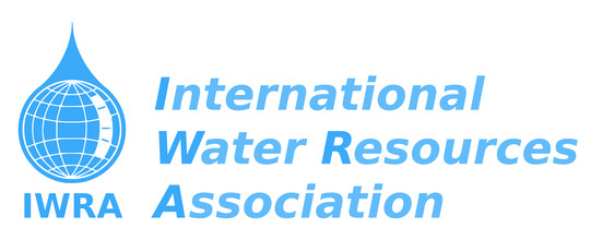 IWRA Logo Logo, auf der linken Seite ist ein blauer Wassertrophen, auf der rechten Seite steht in blauer Schrift "International Water Resources Association"