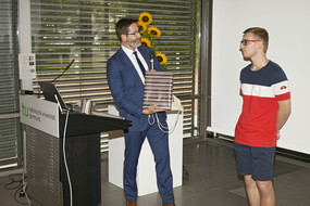 Thomas Hartmann awards a prize to Mika Matysik