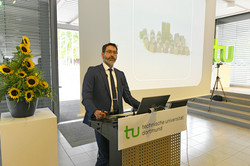 Thomas Hartmann presenting on challenges of land policy