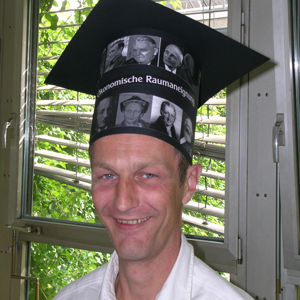 Dr. rer. Pol. Dirk Bracke with a doctor’s hat.